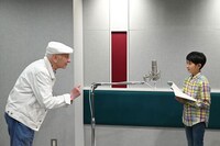 ミッシェル・オスロ（左）からアドバイスを受ける市川新之助（右）。