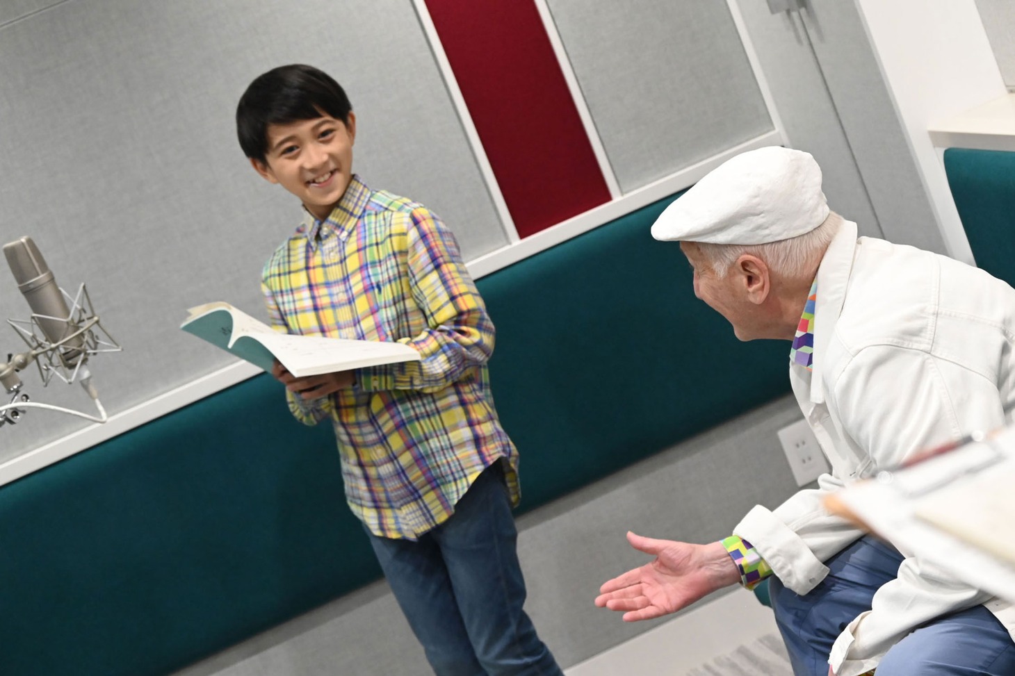 通訳を介して談笑するミッシェル・オスロ（右）と市川新之助（左）。