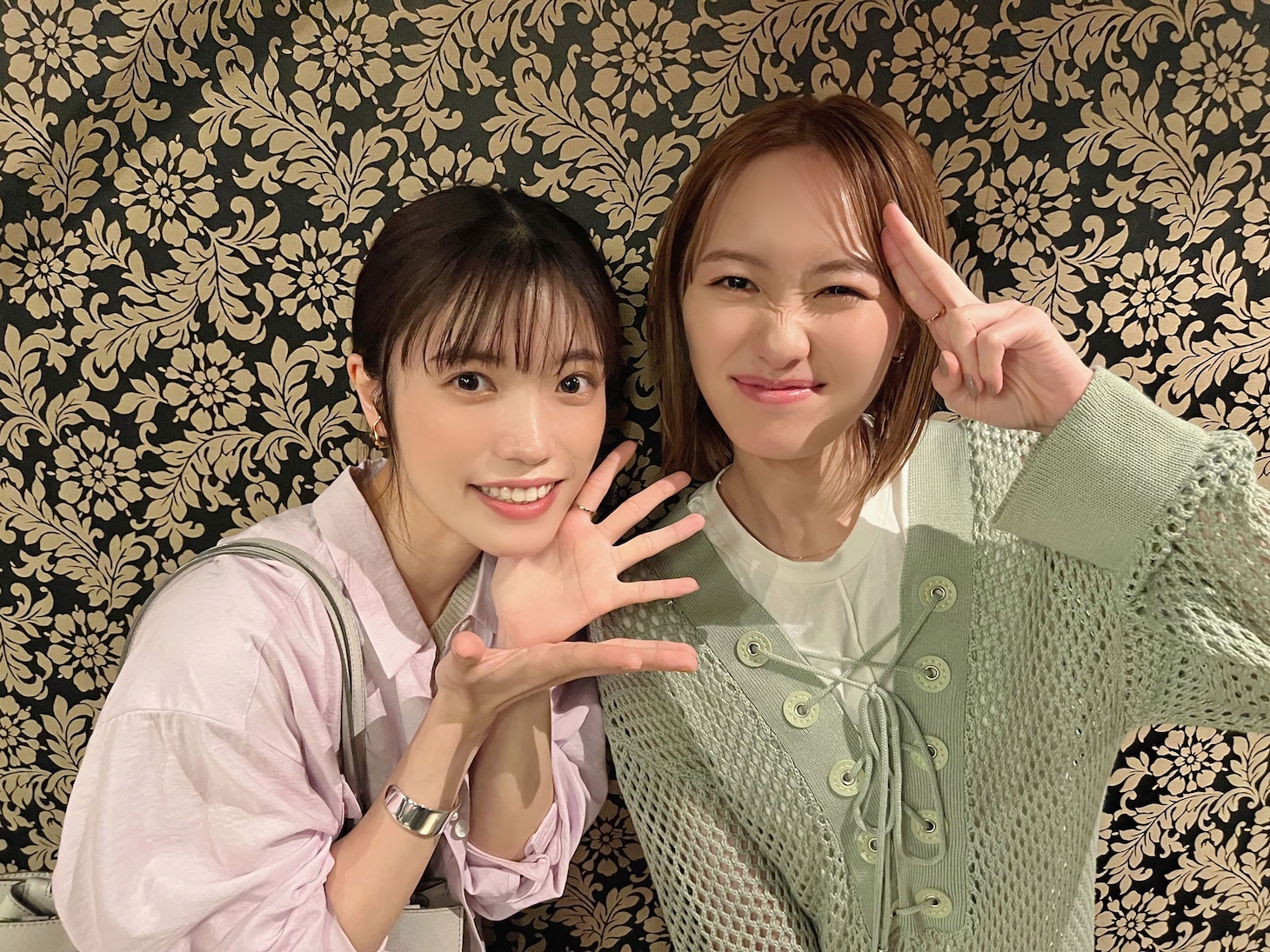 撮影現場にて、左から美山加恋、工藤遥。