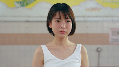 「炎上する君」場面写真より、中井友望演じるトモ。