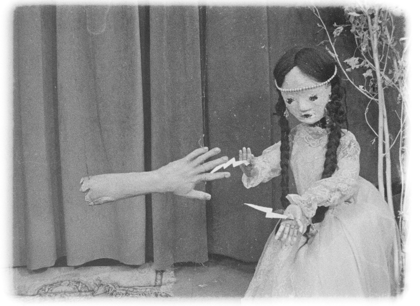 「骨」場面写真 (c)Pista B & Diluvio, 2023