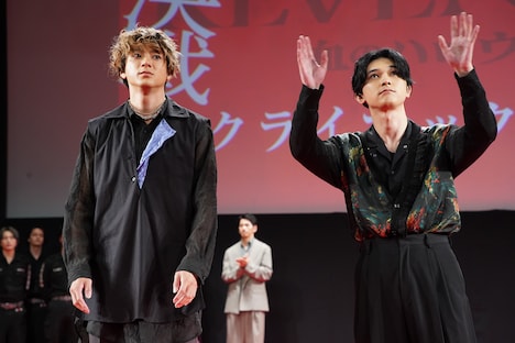 左から山田裕貴、吉沢亮。