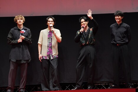 カメラ越しに村上虹郎に手を振る吉沢亮（右から2番目）。