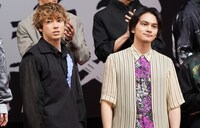 左から山田裕貴、北村匠海。