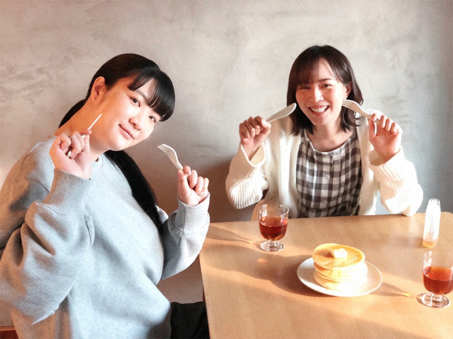 左から西野恵未、比嘉愛未。