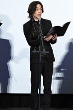 アフレコをする小野賢章。