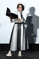 アフレコをする悠木碧。