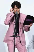 アフレコをする宮野真守。