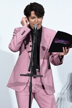 アフレコをする宮野真守。