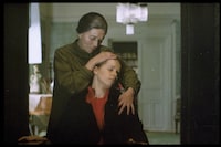 「鏡の中の女」場面写真 (c)1975 CINEMATOGRAPH AB. ALL RIGHTS RESERVED.