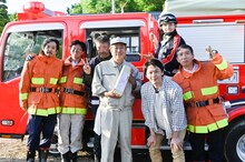 大和田獏を祝う中村倫也、満島真之介、岡部たかし、梶原善、橋本じゅん、生瀬勝久。