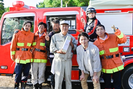 大和田獏を祝う中村倫也、満島真之介、岡部たかし、梶原善、橋本じゅん、生瀬勝久。