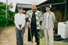 左から川口春奈、一ノ瀬ワタル、中村倫也。