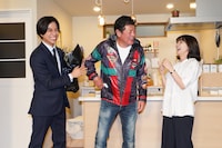 左から重岡大毅、赤井英和、芳根京子。