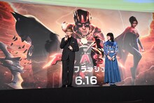 左から山寺宏一、橋本愛。