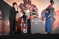 バットマンのケーキに驚く山寺宏一（左）。