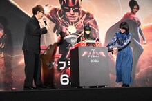 バットマンのケーキに驚く山寺宏一（左）。