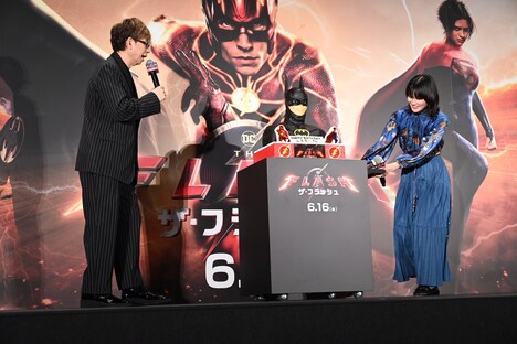 バットマンのケーキに驚く山寺宏一（左）。