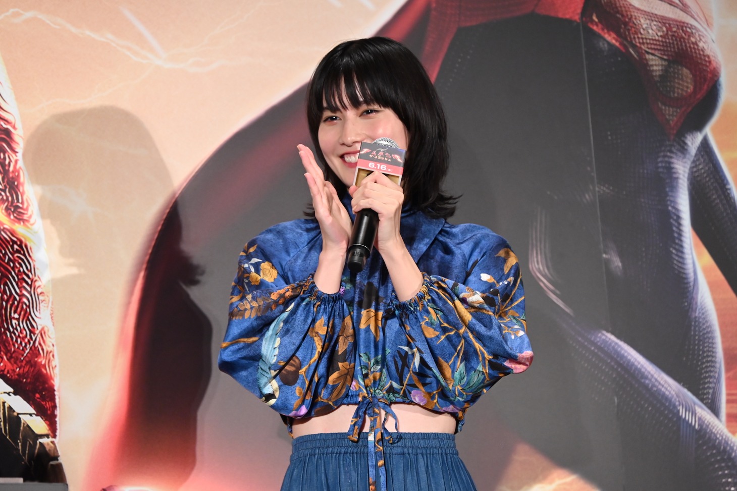 山寺宏一を祝う橋本愛。