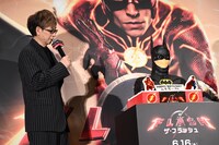 バットマンのケーキを見つめる山寺宏一。