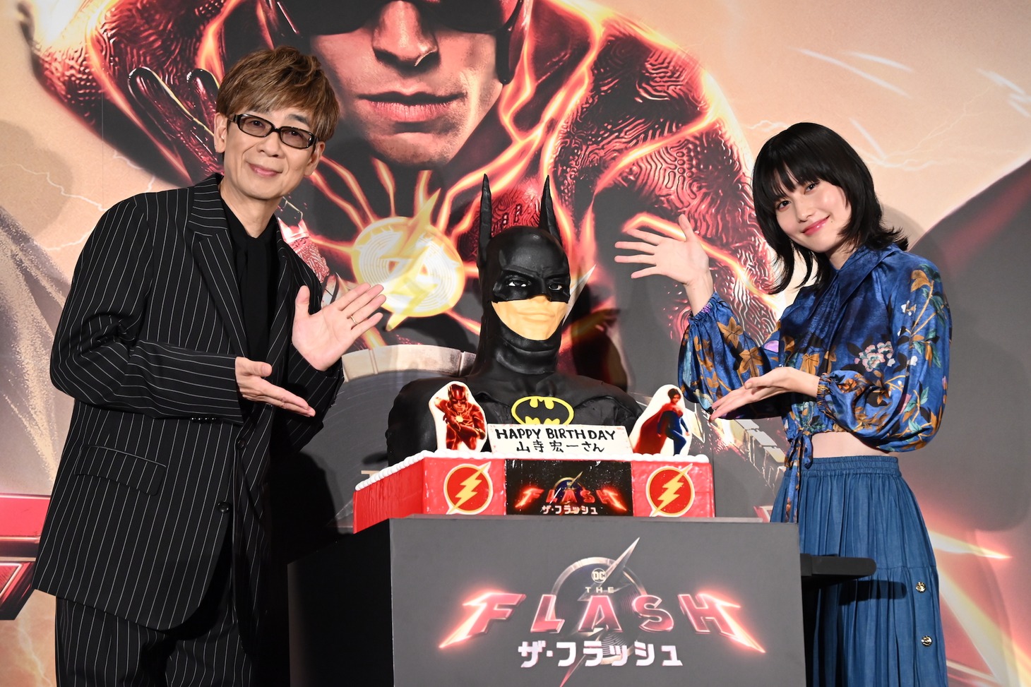 左から山寺宏一、橋本愛。