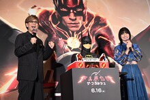 左から山寺宏一、橋本愛。