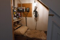 ダーズリー家のハリーの部屋。