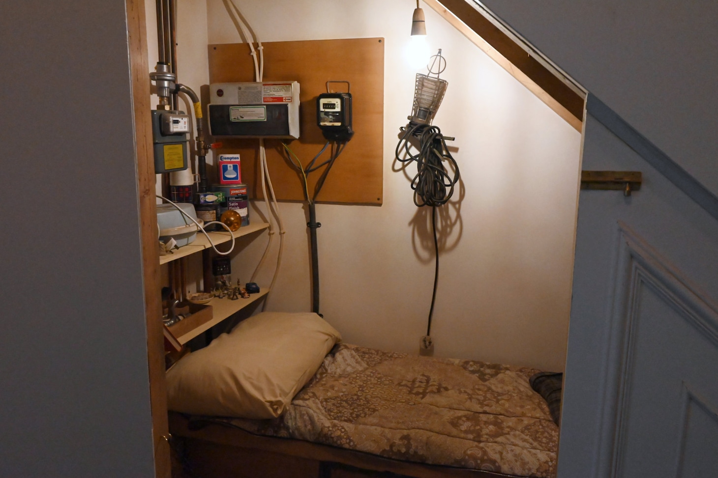 ダーズリー家のハリーの部屋。