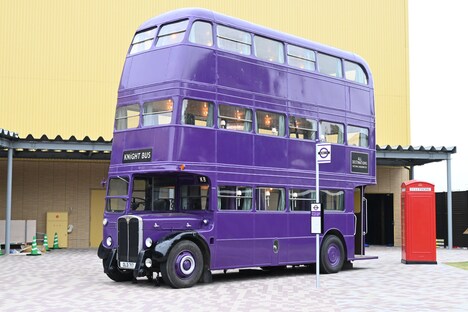 約7mの高さがある夜の騎士のバス。