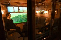 ホグワーツ特急の車内の様子。