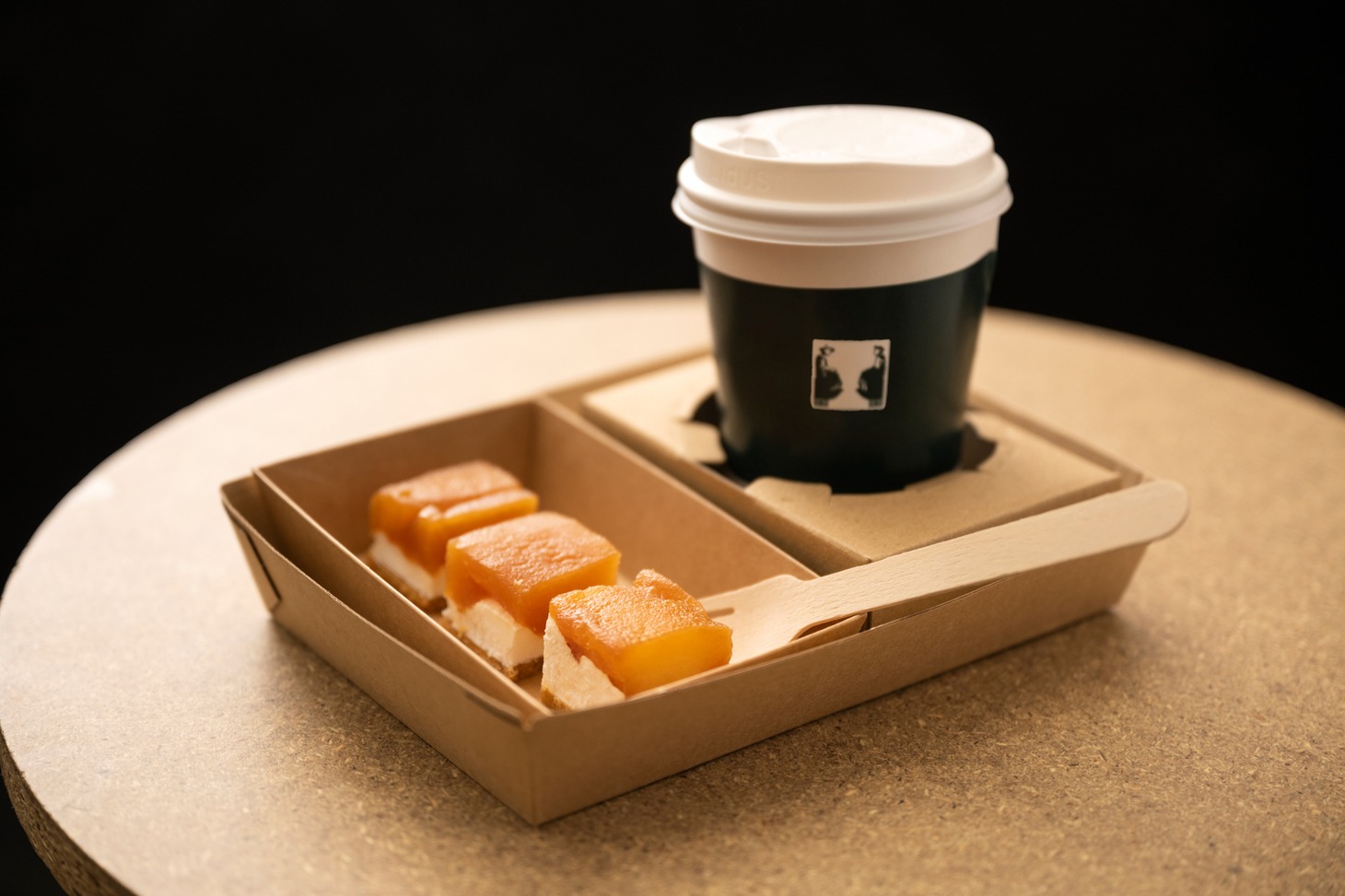 「ドゥ マゴ プチ カフェ」で提供されるタルトタタンとドリンク。