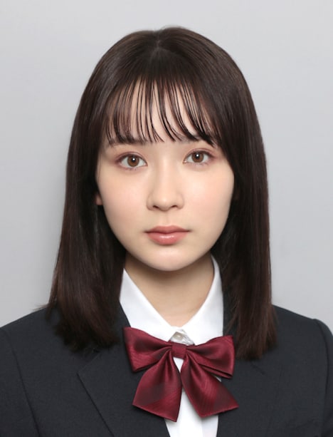 伴ひかり役の畑芽育。