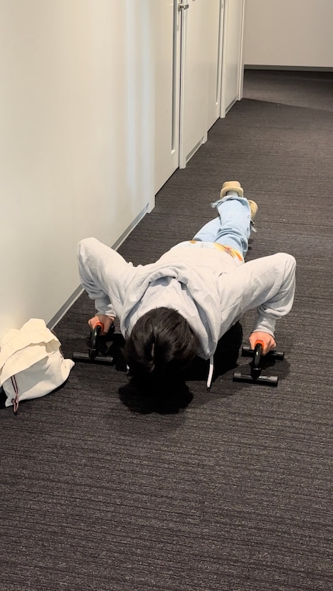 撮影現場で筋トレをする佐藤大樹。