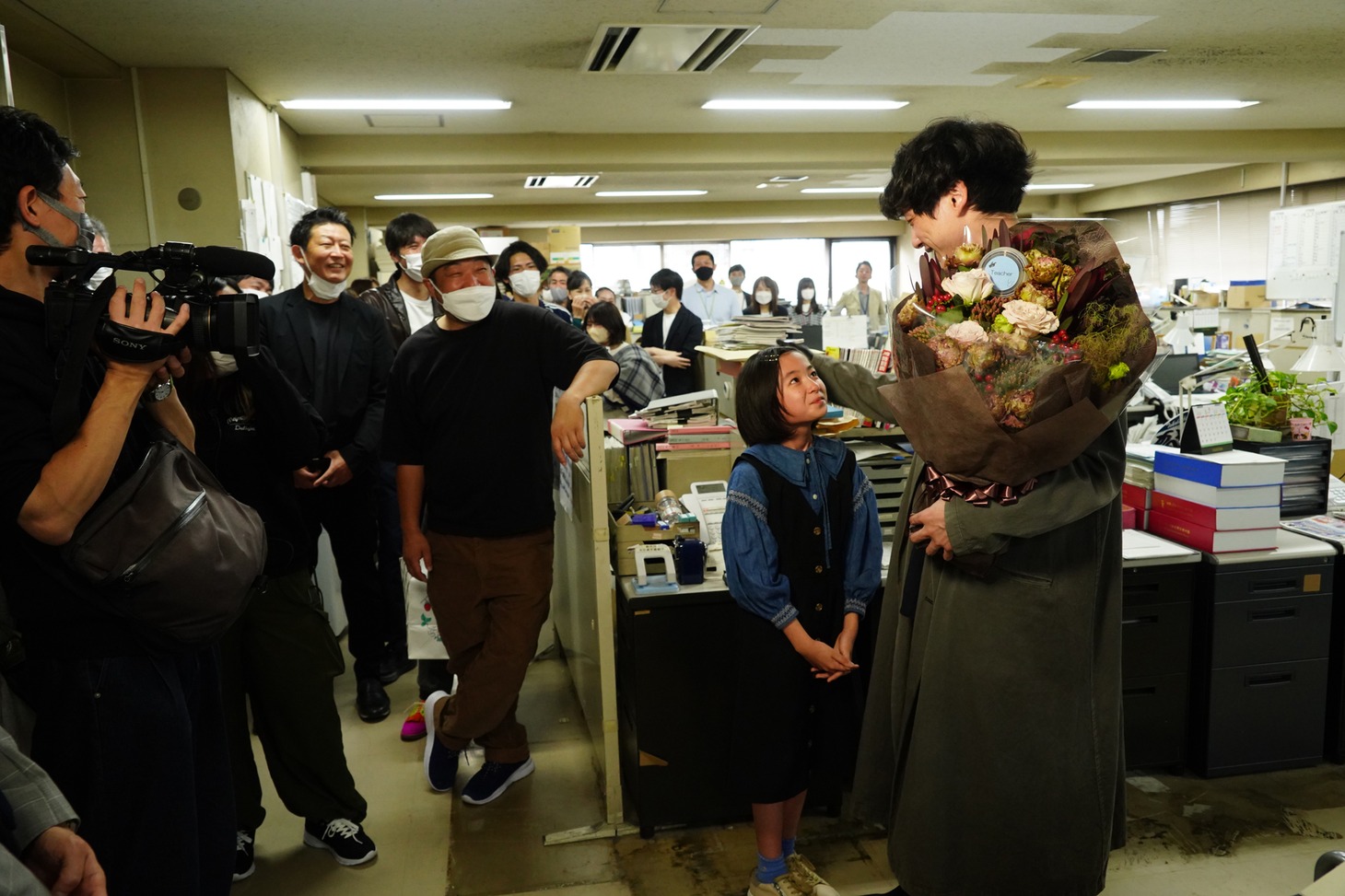 白山乃愛（右から2人目）の頭をなでる坂口健太郎（右端）。