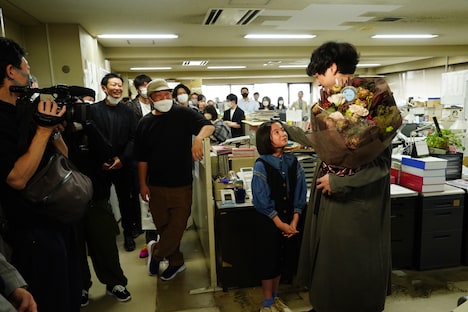 白山乃愛（右から2人目）の頭をなでる坂口健太郎（右端）。