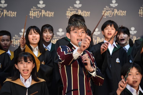 子供たちと一緒に杖を振るMCのハリー杉山（中央）。