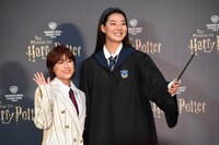 左からIMALU、すみれ。