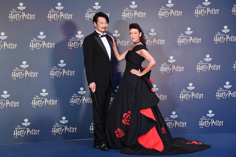 左から小田井涼平、LiLico。