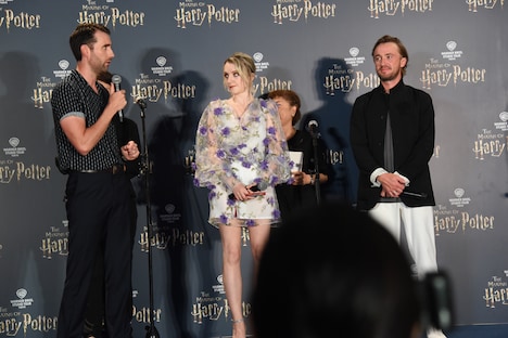 左からマシュー・ルイス、イバンナ・リンチ、トム・フェルトン。