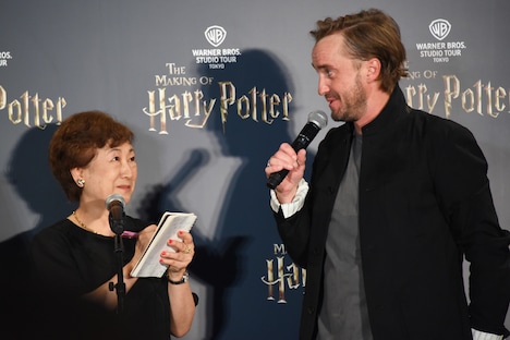 左から通訳の鈴木小百合、トム・フェルトン。