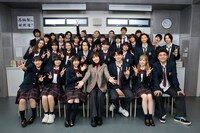 「最高の教師 1年後、私は生徒に■された」より、松岡茉優（最前列中央）と生徒役のキャスト。
