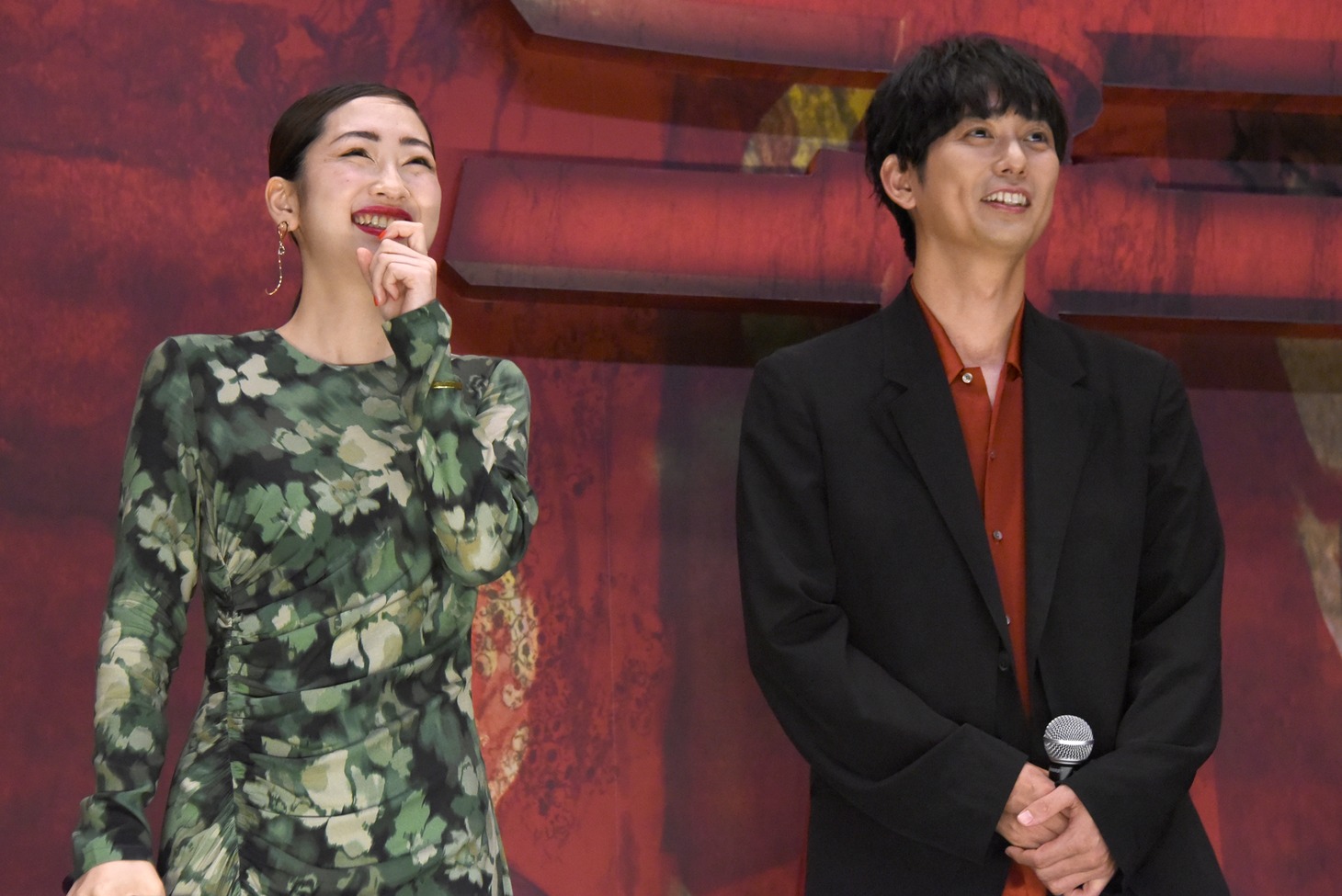 左から川添野愛、平岡祐太。