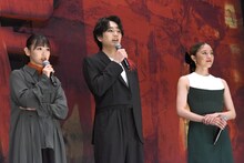 映画を観たばかりの観客の反応が気になる生駒里奈（左）、水石亜飛夢（中央）、伊藤歩（右）。