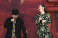 「こんなちっちゃいおっさんが作りました」と挨拶をする清水崇（左）と、清水の言葉に笑う川添野愛（右）。