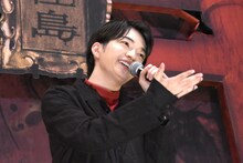 共演者たちにそそのかされ、恥ずかしがりながら「初心LOVE」を歌い踊る西畑大吾。