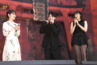 西畑大吾（中央）による「初心LOVE」のパフォーマンスを見守る當真あみ（左）、山本美月（右）。