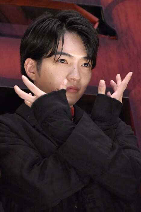 「身内ネタです！」と言いながらポーズを決める西畑大吾。