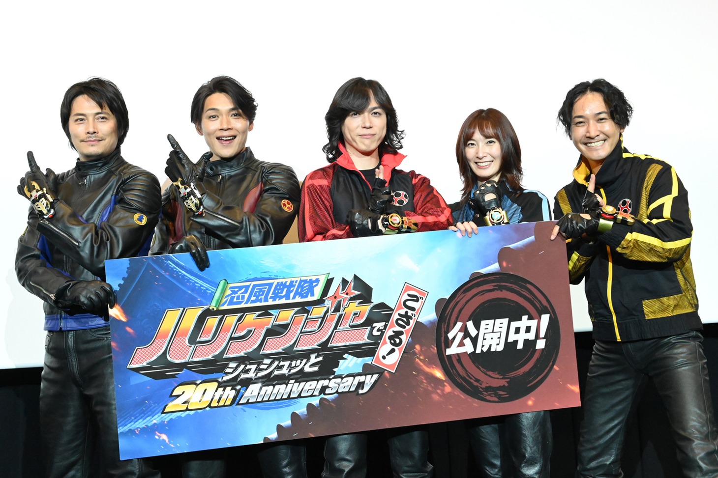 「忍風戦隊ハリケンジャーでござる！シュシュッと20th anniversary」初日舞台挨拶の様子。左から姜暢雄、白川裕二郎、塩谷瞬、長澤奈央、山本康平。