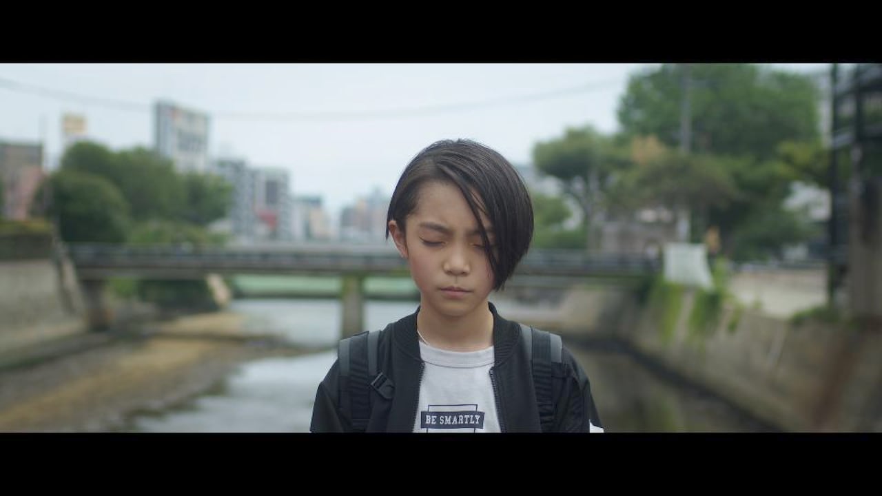 辻仁成が自著を映画化した「中洲のこども」公開、無戸籍である少年の成長描く