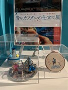 アップリンク吉祥寺に展示されている「青いカフタンの仕立て屋」コラボ刺繍（右）。